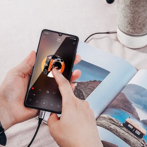 Kabel przewód audio w oplocie USB-C - mini jack 3.5mm 1m szary Kabel przewód audio w oplocie USB-C - mini jack 3.5mm 1m szary
