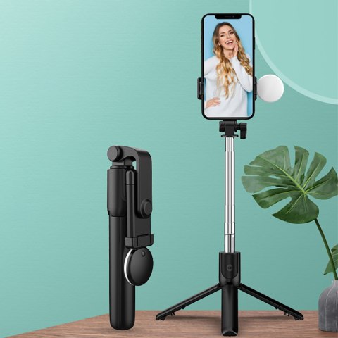 Selfie stick teleskopowy z pilotem + lampka LED stojak tripod na telefon 0.71m - czarny Selfie stick teleskopowy z pilotem + lampka LED stojak tripod na telefon 0.71m - czarny
