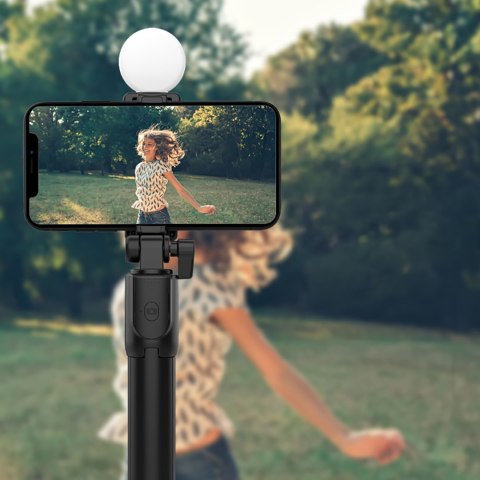 Selfie stick teleskopowy z pilotem + lampka LED stojak tripod na telefon 0.71m - czarny Selfie stick teleskopowy z pilotem + lampka LED stojak tripod na telefon 0.71m - czarny