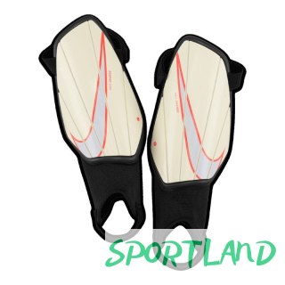 Ochraniacze piłkarskie Nike Charge Jr SP2165-113 L (140-150cm)