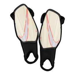 Ochraniacze piłkarskie Nike Charge Jr SP2165-113 M (130-140cm)