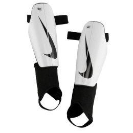 Ochraniacze piłkarskie Nike Charge DX4608-100 M (160-170cm)