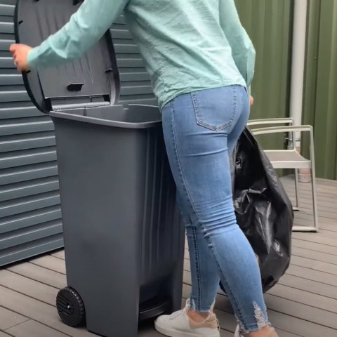 Kosz z pedałem 100L czarny Kosz z pedałem 100L czarny